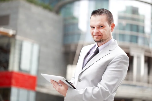 Imagen compuesta del hombre de negocios usando una tableta —  Fotos de Stock