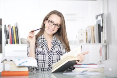 evde çalışan genç öğrenci