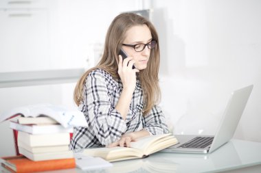 Genç öğrenci için mobil konuşuyor