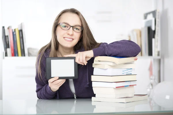 Молодая красивая студентка показывает чистый цифровой планшет — стоковое фото