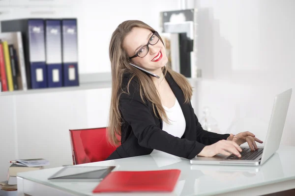 Businesswoman talking an working with digital devices — Stock Photo, Image