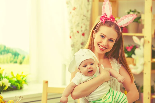 Felice famiglia che celebra la madre pasquale e il bambino con le orecchie di coniglio — Foto Stock