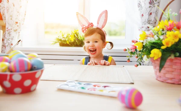 Semana Santa. niña feliz con orejas de conejo con huevos de colores y f — Foto de Stock