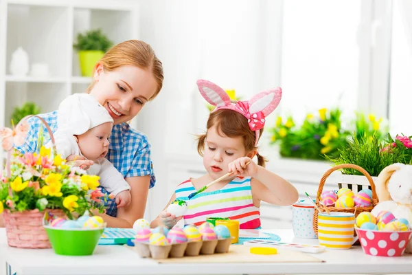 Happy family mother and two children preparing for Easter, paint — Stock Photo, Image