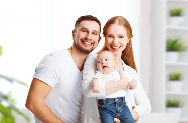 행복 한 가족 어머니, 아버지와 아들, 아기 집에서 — 스톡 사진