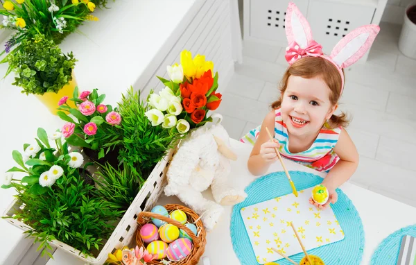 Niña feliz pinta huevos para Pascua — Foto de Stock