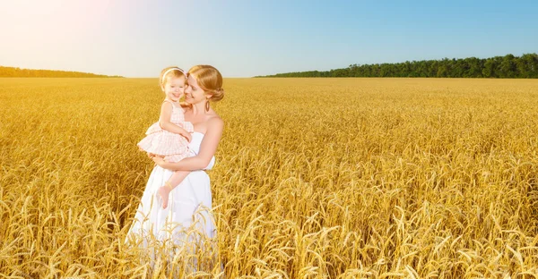 Família feliz na natureza de verão. Mãe e bebê filha no w — Fotografia de Stock