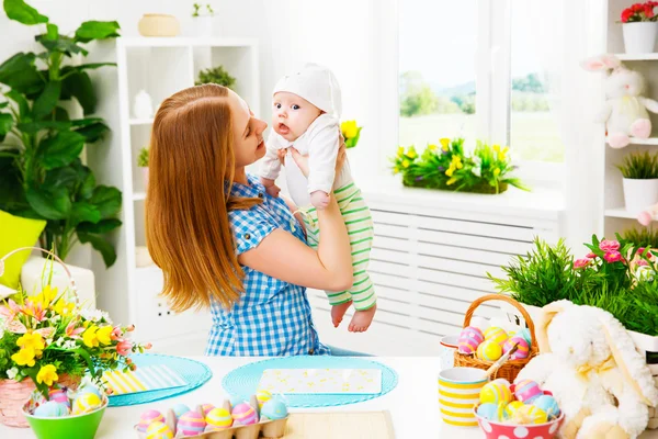 Feliz familia celebrando Pascua madre y bebé con orejas de conejo — Foto de Stock