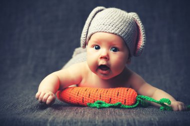 mutlu bebek çocuk kostüm bir tavşan tavşan havuç bir Grey ile