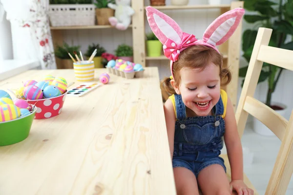 Semana Santa. niña feliz con orejas de conejo con huevos de colores y f — Foto de Stock