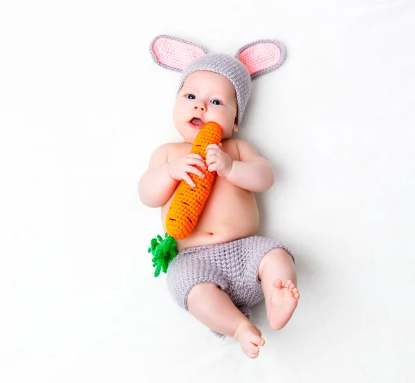 Niño bebé feliz disfrazado un conejo con zanahoria en un abrir y cerrar de ojos —  Fotos de Stock