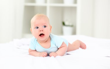 yatakta mutlu yeni doğan bebek