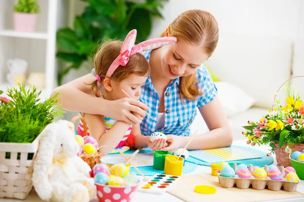 Felice famiglia madre e bambina dipinge uova per Pasqua — Foto Stock