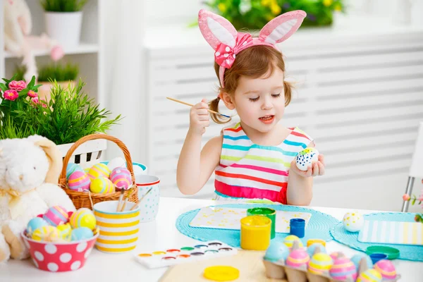 Lyckligt barn flicka målar ägg till påsk — Stockfoto