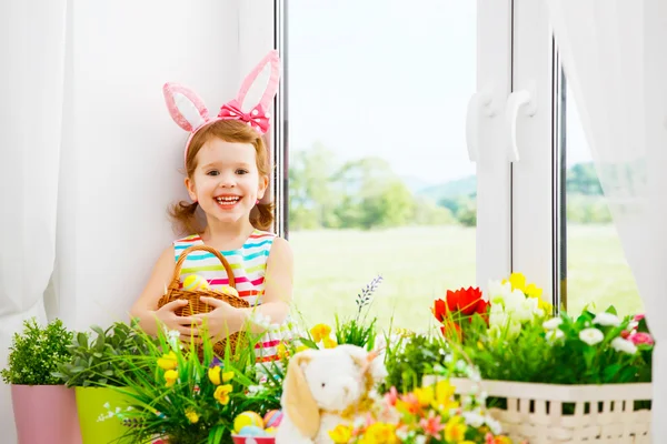 Wielkanoc. szczęśliwe dziecko dziewczynka z bunny uszy i kolorowe jaja sitti — Zdjęcie stockowe