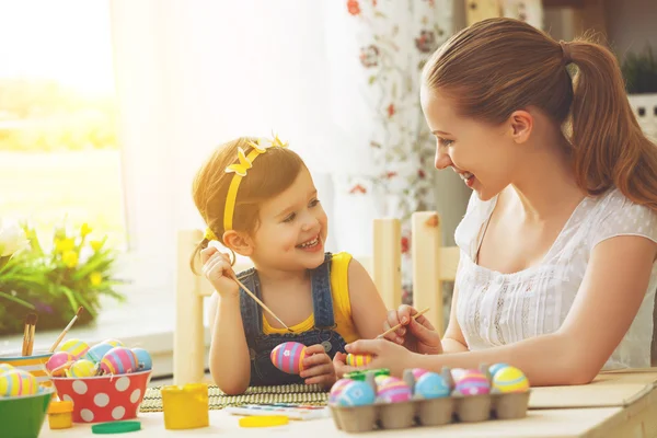 Felice famiglia madre e bambina dipinge uova per Pasqua — Foto Stock