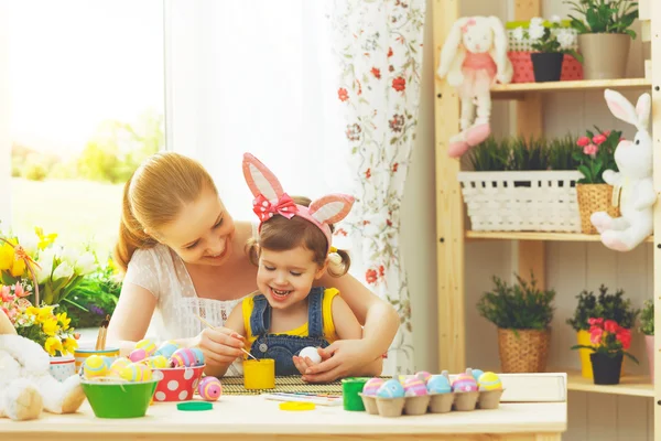 Felice famiglia madre e bambina dipinge uova per Pasqua — Foto Stock