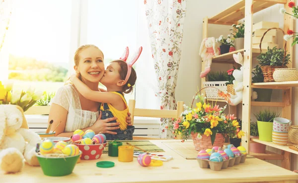Glückliche Familie feiert Ostern. Mutter und Tochter küssen sich — Stockfoto