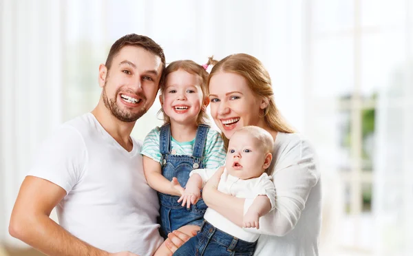 Lyckliga familjen mamma, pappa och barn hemma — Stockfoto