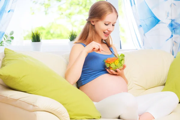 幸せな妊娠中の女性が健康食品野菜サラダを食べる — ストック写真