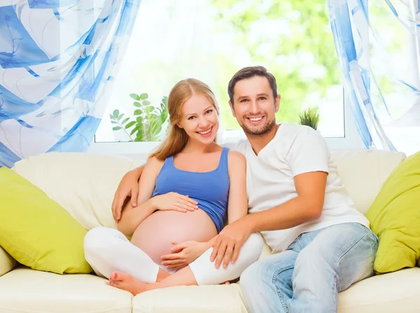 Familia feliz en previsión del nacimiento del bebé. Mujeres embarazadas. — Foto de Stock