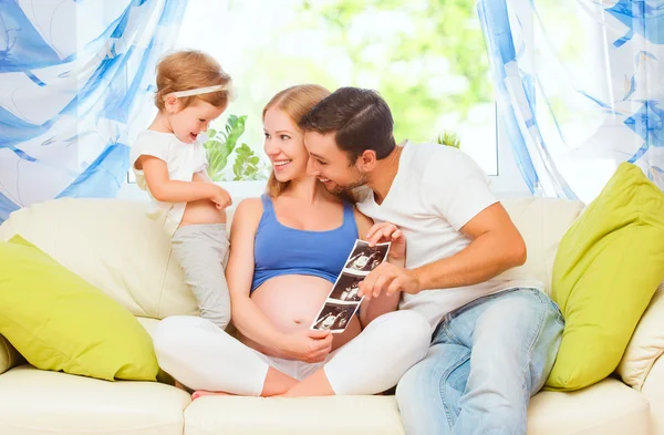 Familia feliz esperando al bebé buscando ultrasonido mamá embarazada, d — Foto de Stock
