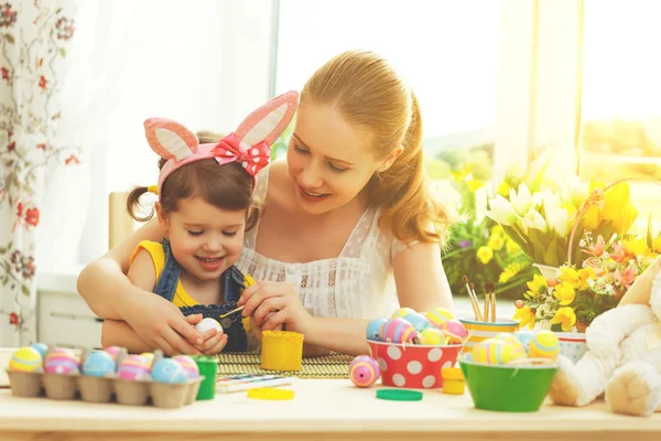 Felice famiglia madre e bambina dipinge uova per Pasqua — Foto Stock