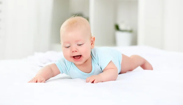 Bebé recién nacido feliz en la cama — Foto de Stock