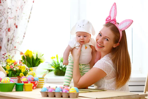 Šťastná rodina slaví Velikonoce matka a dítě s uši — Stock fotografie