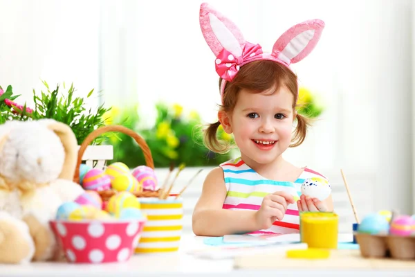 Ragazza felice dipinge uova per Pasqua — Foto Stock