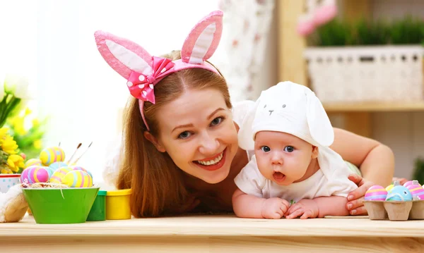 Feliz familia celebrando Pascua madre y bebé con orejas de conejo — Foto de Stock