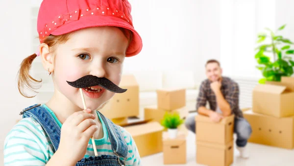 Déménagement familial et rénovation. drôle fille avec un moustache f — Photo