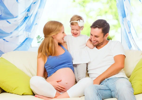 Šťastná rodina. těhotné matky, otce a dítěte dcera na hom — Stock fotografie