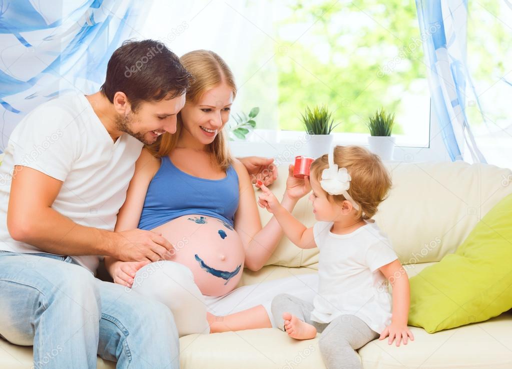 Familia Feliz En Anticipacion Del Bebe Madre Embarazada Padre Y Fotografia De Stock C Evgenyataman Depositphotos