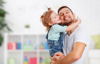 mutlu bir aile ve babalar günü. öpüşme ve sarılma baba kızı