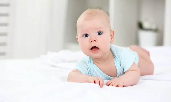 Bebê recém-nascido feliz na cama — Fotografia de Stock