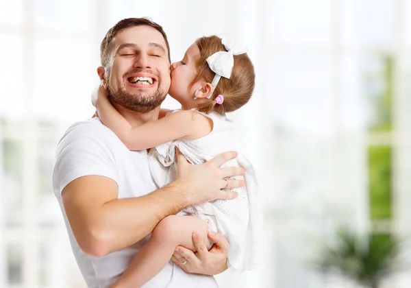 Gelukkige familie en Vaderdag. dochter zoenen en knuffelen papa — Stockfoto