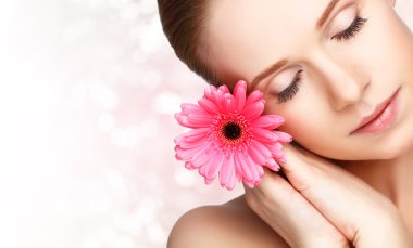 çiçek pembe gerbera güzellik doğal genç kızla