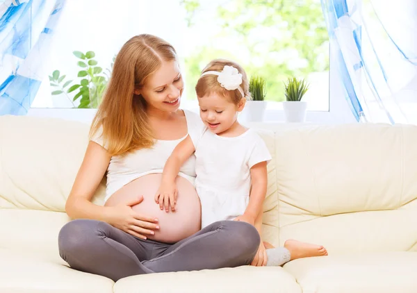 Glückliche Familie. Schwangere Mutter und kleine Tochter haben Spaß beim Entspannen — Stockfoto