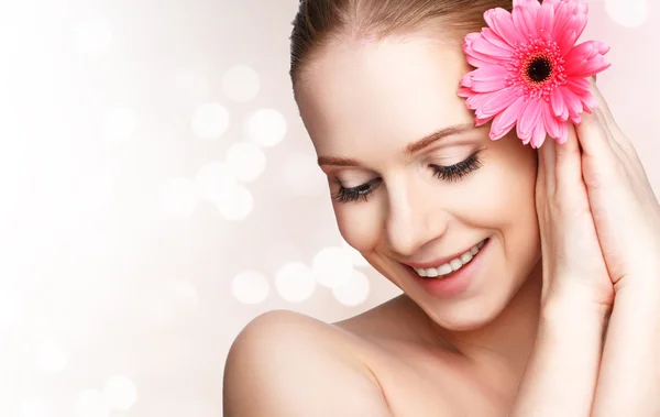 Bellezza naturale giovane ragazza con fiore gerbera rosa — Foto Stock