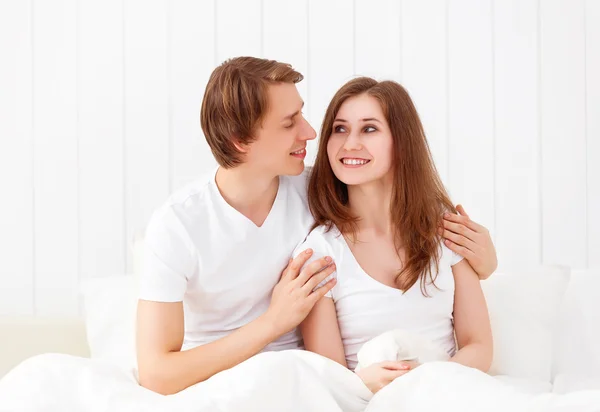 Pareja feliz en la cama — Foto de Stock