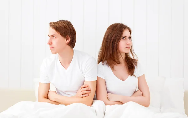 Casal perturbado com problemas conjugais ou um desentendimento na cama — Fotografia de Stock