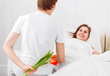 çiçek kız için bir sürpriz hediye hazırlanan adam