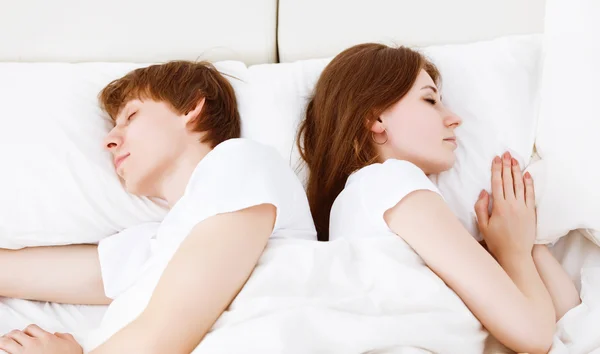 Casal perturbado ter problemas conjugais um desacordo e dormir — Fotografia de Stock