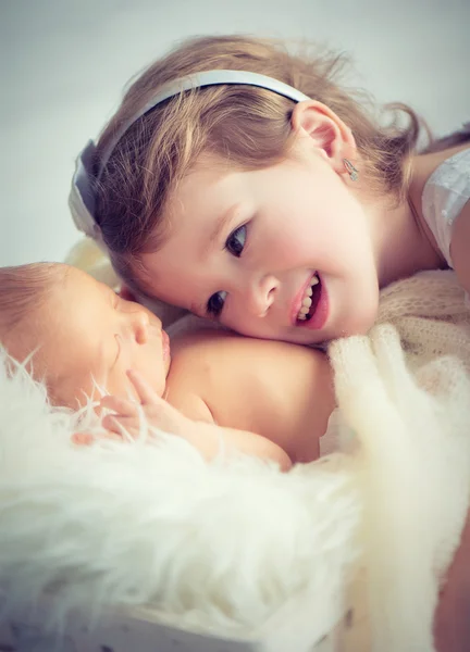 Kinder Schwester und Bruder neugeborenes Baby auf einem Licht — Stockfoto