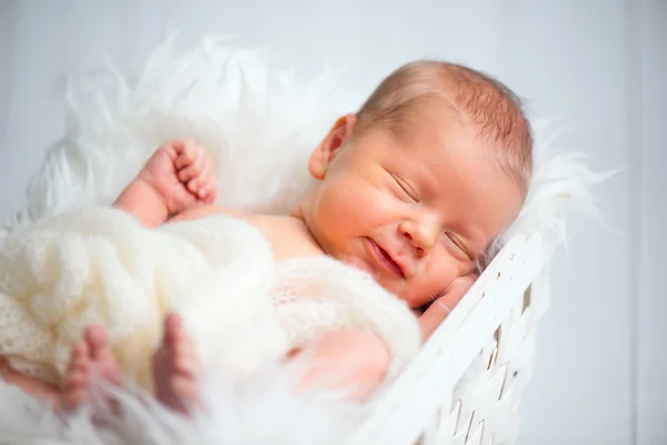 Söt newborn baby sover i korg — Stockfoto
