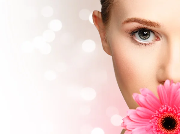 Bellezza naturale giovane ragazza con fiore gerbera rosa — Foto Stock