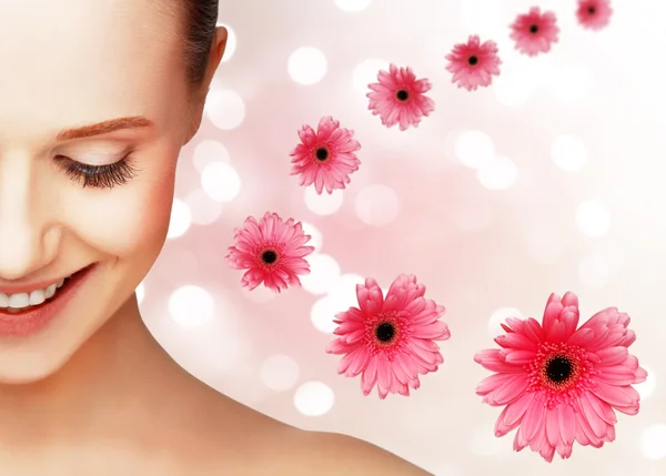 Belleza natural chica joven con flor rosa gerbera — Foto de Stock