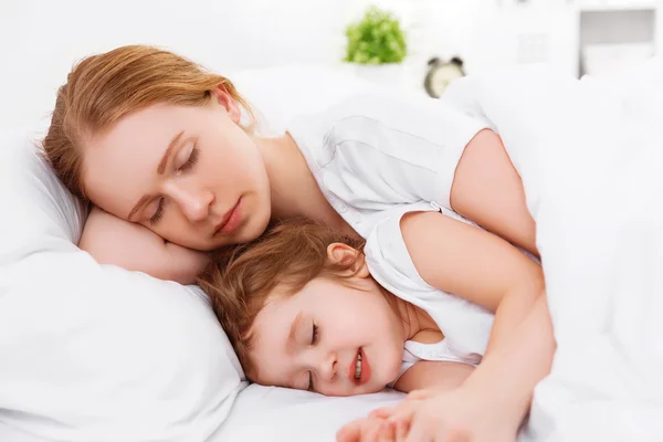 Ευτυχισμένη οικογένεια μητέρα και το παιδί που κοιμάται στο κρεβάτι — Φωτογραφία Αρχείου