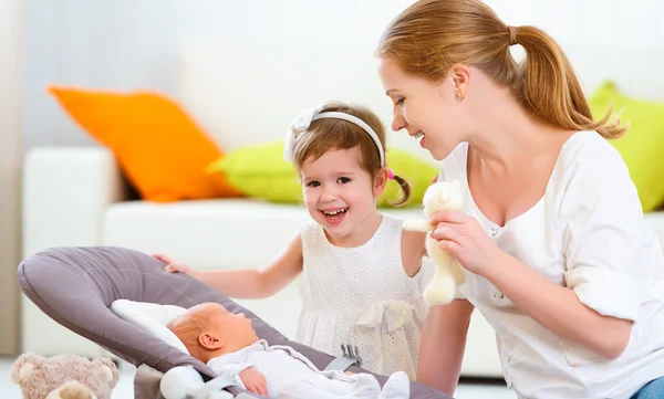 Familie. Mutter und Kinder Neugeborenes Baby und große Schwester — Stockfoto